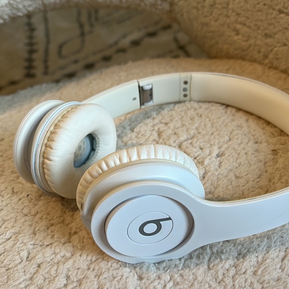Beats By Dre Solo HD Headphones - Picture 7 of 12